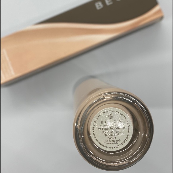 Becca Ultimate Coverage 24 Hour Foundation - Picture 2 of 2
